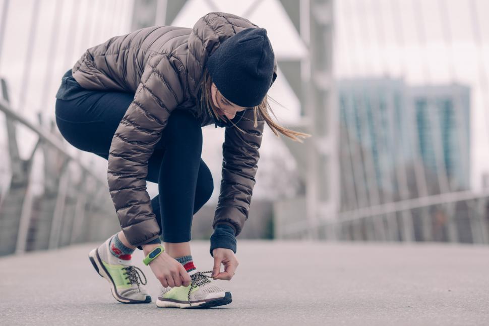 athlete-tying-running-shoes